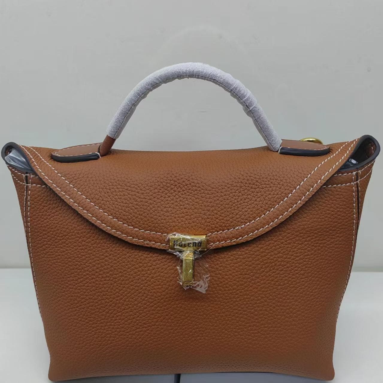 hotend Solid color cowhide buckle bag-Caramel color